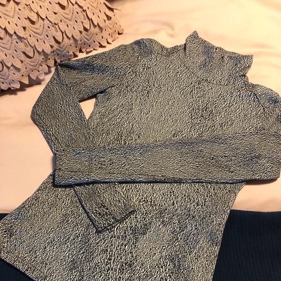 Gorgeous Lululemon Turtleneck Size 4 - Picture 9 of 12